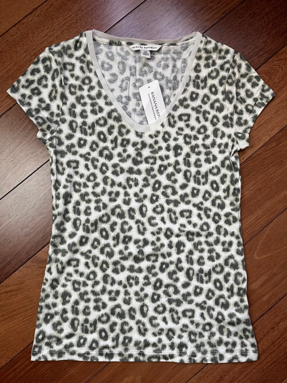 NWOT Banana Republic Stretchy Leopard Print Tee